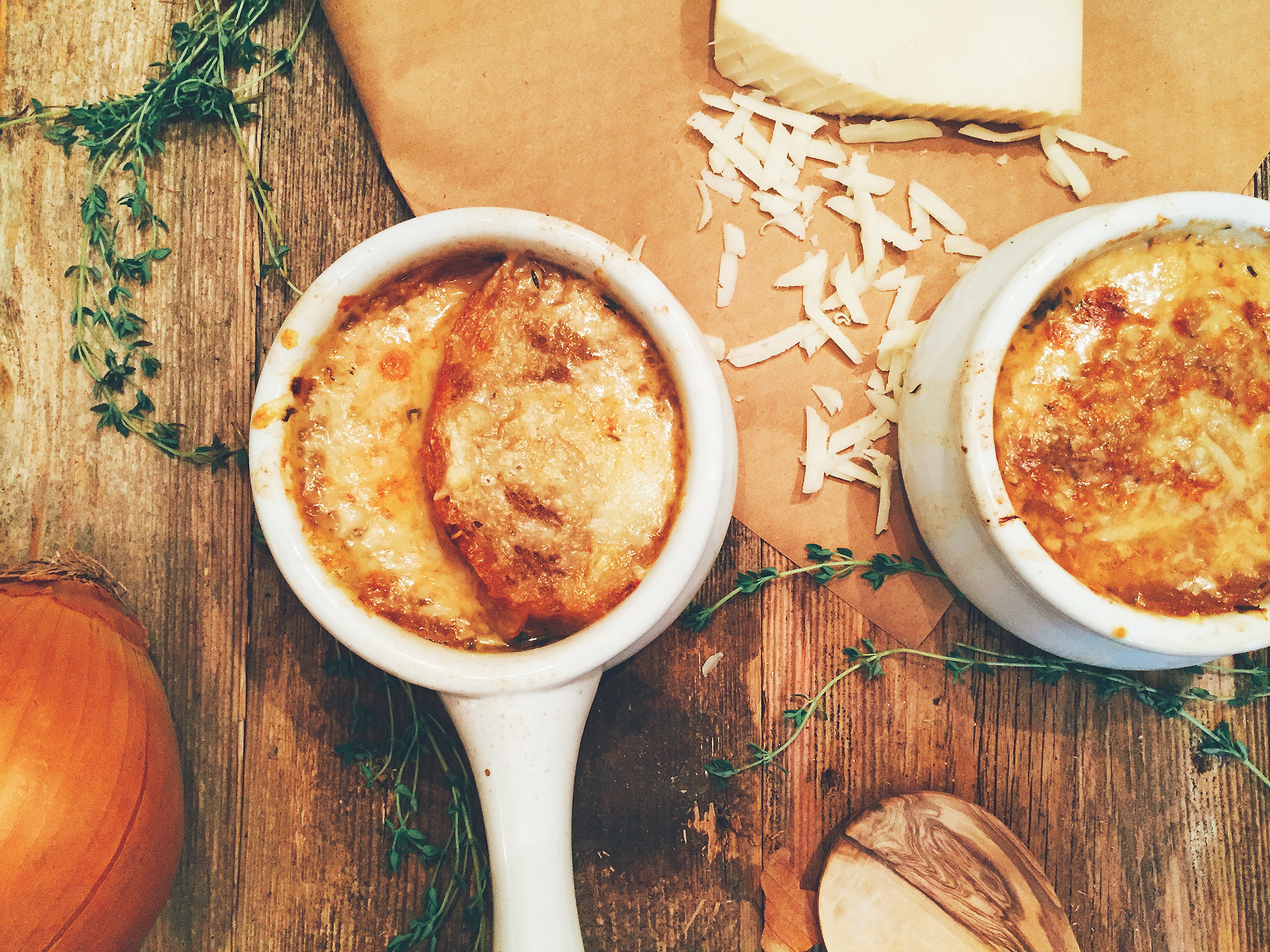 Atomisk negativ koncert French Onion Soup with Red Wine & Gruyere Cheese - A Hint of Wine